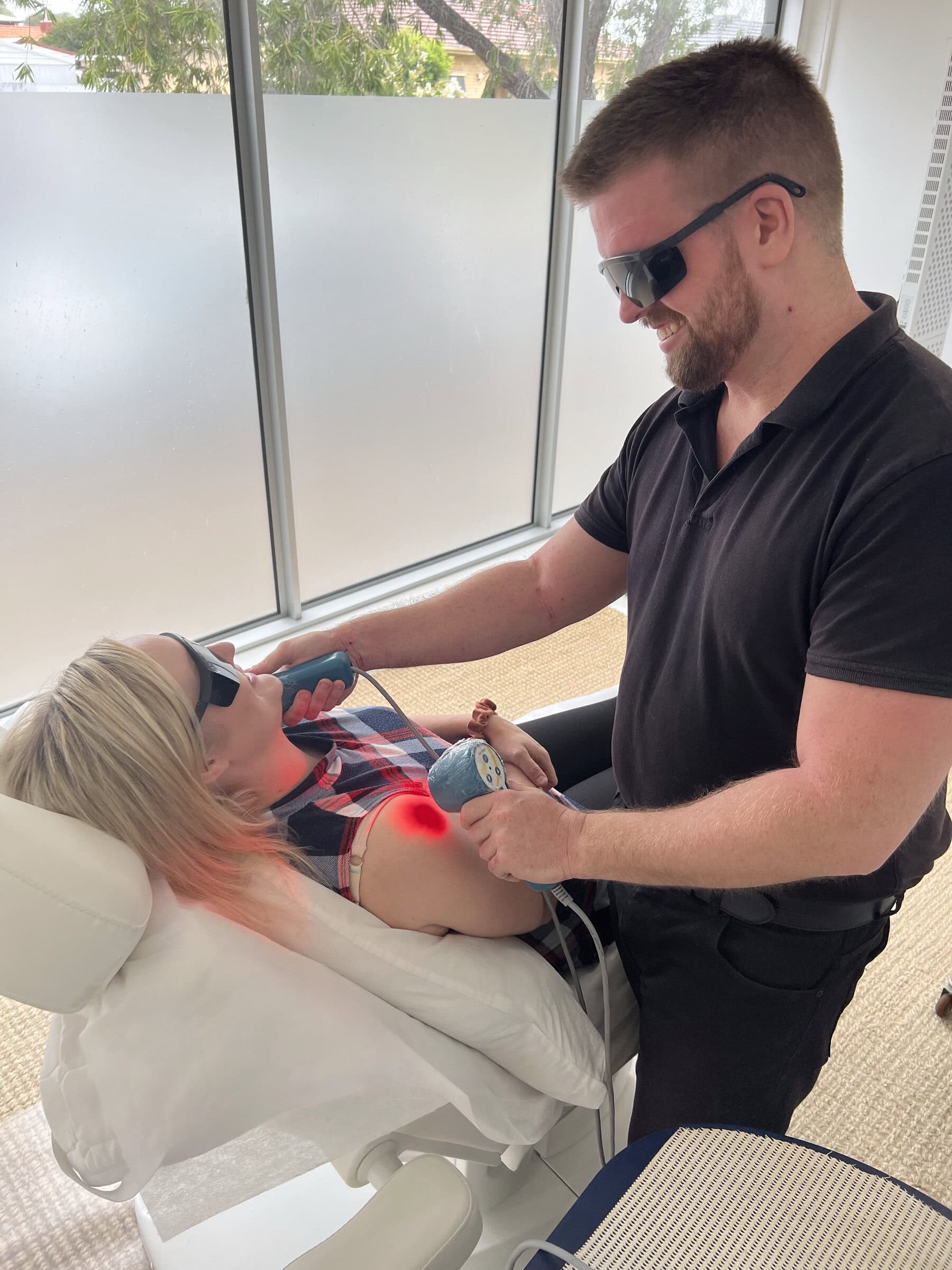 Multi-Radiance MR5 ACTIV PRO cold laser device during therapy session